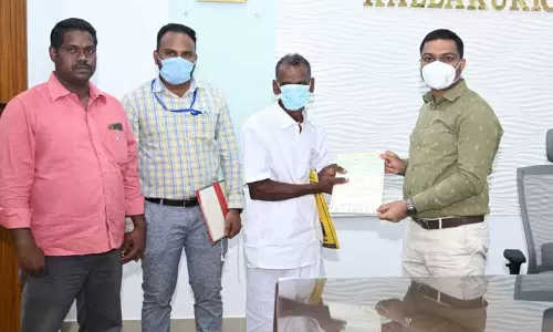 கள்ளக்குறிச்சியில் 2 பேருக்கு பசுமை சாதனையாளர் விருது- கலெக்டர் ஷ்ரவன் குமார் வழங்கினார்
