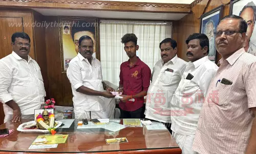 பெரியூர் மலைக்கிராமத்தைச் சேர்ந்த ஏழை மாணவனுக்கு கல்வி உதவித்தொகை தி.மு.க. மாவட்ட செயலாளர் வழங்கினார்