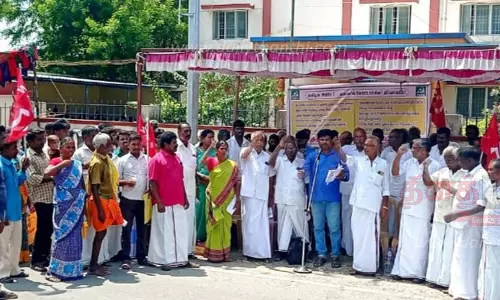 அரூர் உதவி கலெக்டர் அலுவலகம் முன்புதமிழ்நாடு மலைவாழ் மக்கள் சங்கத்தினர் போராட்டம்