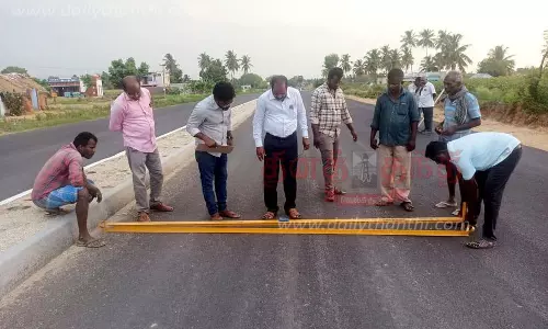 அரூர் அருகே நான்கு வழி சாலை பணியை அதிகாரிகள் ஆய்வு