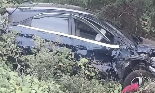 லாரி, வேன், கார் அடுத்தடுத்து மோதல்; 15 பேர் படுகாயம்