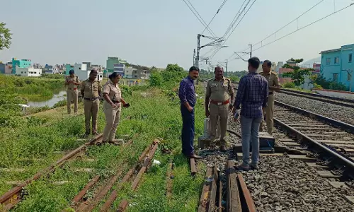 திருப்பத்தூர் ரெயில் நிலையத்தில் சிக்னல் பெட்டி உடைப்பு