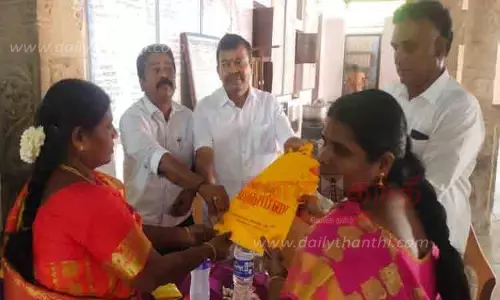 தானியங்கி எந்திரம் மூலம் மஞ்சப்பை வினியோகம் தானியங்கி எந்திரம் மூலம் மஞ்சப்பை வினியோகம்