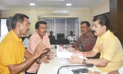 நெல்லை மாநகராட்சி அலுவலகத்தில் பொதுமக்கள் தரையில் அமர்ந்து தர்ணா