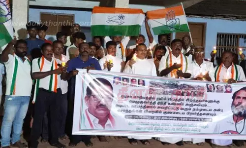 ரெயில் விபத்தில் இறந்தவர்களுக்கு காங்கிரசார் மெழுகுவர்த்தி ஏந்தி அஞ்சலி
