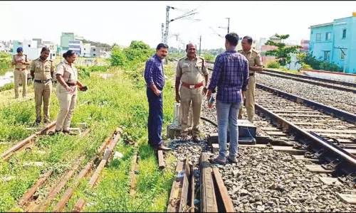 திருப்பத்தூர் ரெயில் நிலையத்தில் சிக்னல் பெட்டி உடைப்பு: சதியா என 5 தனிப்படை அமைத்து விசாரணை