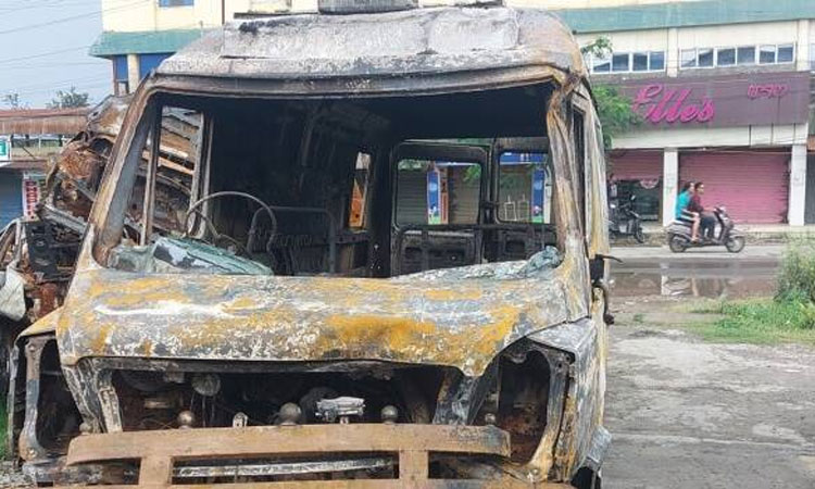 மணிப்பூர் வன்முறை: ஆம்புலன்சுக்கு தீவைப்பு  தாய், மகன் உட்பட 3 பேர் பலி