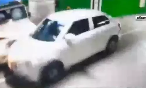 சென்னை விமான நிலையத்தின் அதிநவீன மல்டி லெவல் கார் பார்க்கிங் பகுதியில் இரண்டு கார்கள் மோதி விபத்து...! சென்னை விமான நிலையத்தின் அதிநவீன மல்டி லெவல் கார் பார்க்கிங் பகுதியில் இரண்டு கார்கள் மோதி விபத்து...!