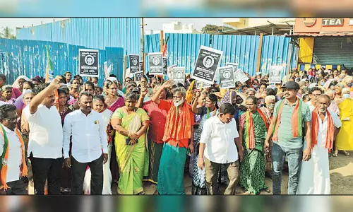 ஊரப்பாக்கம் அருகே டாஸ்மாக் கடையை முற்றுகையிட்டு பா.ஜ.க.வினர், பெண்கள் ஆர்ப்பாட்டம்
