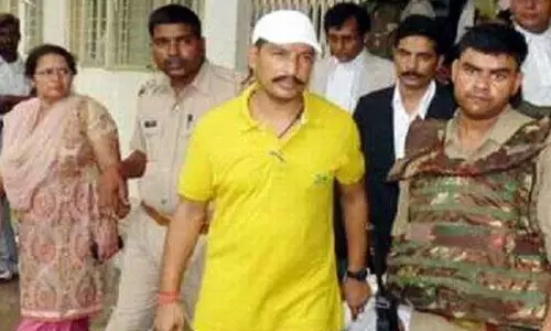 பிரபல தாதா முக்தார் அன்சாரியின் நெருங்கிய உதவியாளர் கோர்ட்டு வளாகத்தில் வைத்து சுட்டுக்கொலை பிரபல தாதா முக்தார் அன்சாரியின் நெருங்கிய உதவியாளர் கோர்ட்டு வளாகத்தில் வைத்து சுட்டுக்கொலை