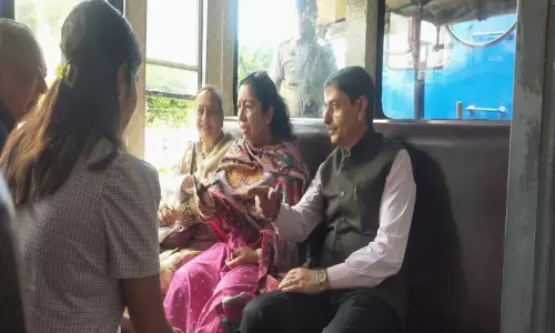 ஊட்டியில் இருந்து குன்னூருக்கு மலை ரெயிலில் கவர்னர் ஆர்.என்.ரவி பயணம்-சுற்றுலா பயணிகளுடன் சகஜமாக பேசியபடி சென்றார்