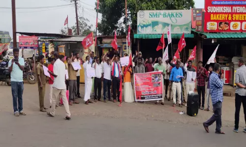 மல்யுத்த வீராங்கனைகள் கைது செய்யப்பட்டதை கண்டித்து ஆர்ப்பாட்டம்