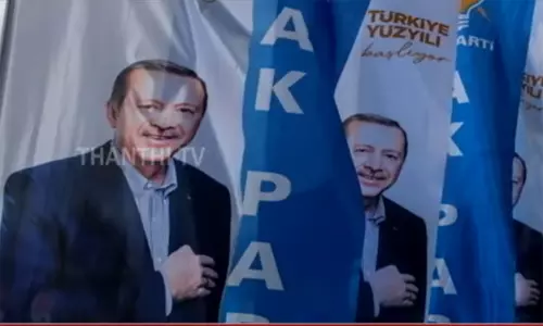 ஹிட்லர் மீசை வரைந்த 16 வயது சிறுவனுக்கு சிறை