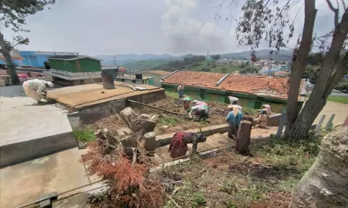 வருகிற 12-ந்தேதி பள்ளிகள் திறப்பு:ஊட்டியில் வகுப்பறைகளை சுத்தம் செய்யும் பணிகள் தீவிரம்