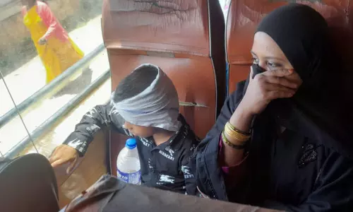 காயமடைந்த சிறுவனுக்கு சிகிச்சை அளிக்க அரசு பஸ்சில் முதலுதவி பெட்டியில் மருந்துகள் இல்லாததால் பயணிகள் அதிர்ச்சி