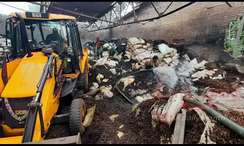 காளப்பநாயக்கன்பட்டியில் மஞ்சள் குடோனில் தீ விபத்து; ரூ.2 லட்சம் மஞ்சள் எரிந்து சேதம்