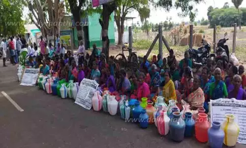 காலிக்குடங்களுடன் கிராம மக்கள் உண்ணாவிரதம் காலிக்குடங்களுடன் கிராம மக்கள் உண்ணாவிரதம்