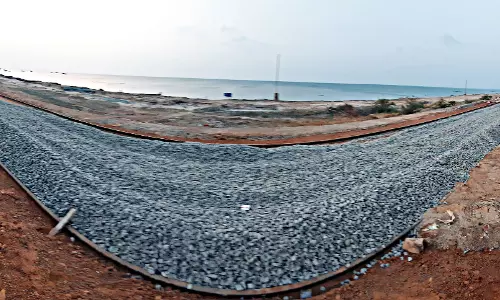 பாம்பன் பாலத்தின் நுழைவுப்பகுதியில் தண்டவாளம் அமைக்கும் பணி தீவிரம்