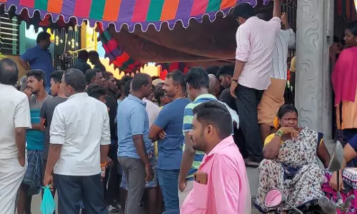 ஐ.எப்.எஸ். நிதிநிறுவன ஏஜெண்டு வீட்டின் முன்பு காத்திருப்பு போராட்டம்