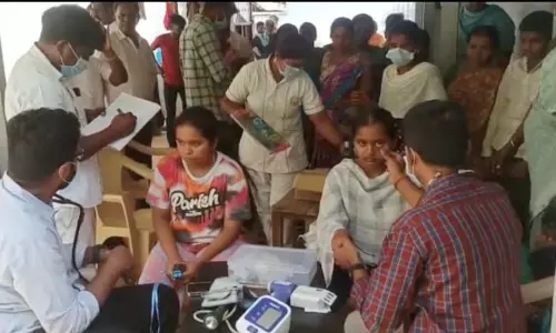 விஷ வாயு தாக்கி குழந்தைகள் உள்பட 15 பேருக்கு வாந்தி-மயக்கம்