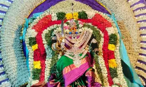 புஷ்ப அலங்காரத்தில் கரூர் மாரியம்மன்