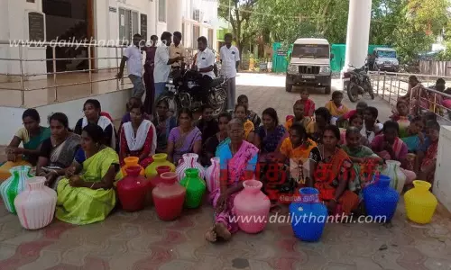 வள்ளியூர் யூனியன் அலுவலகத்தை காலிக்குடங்களுடன் பெண்கள் முற்றுகை வள்ளியூர் யூனியன் அலுவலகத்தை காலிக்குடங்களுடன் பெண்கள் முற்றுகை