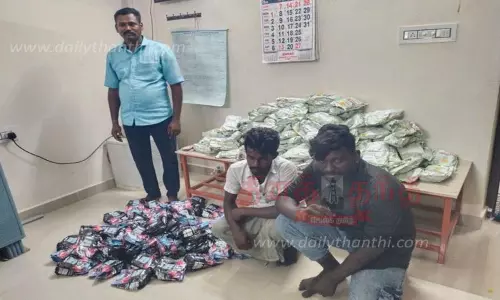 காரில் புகையிலை பொருட்கள் கடத்திய 3 பேர் கைது காரில் புகையிலை பொருட்கள் கடத்திய 3 பேர் கைது