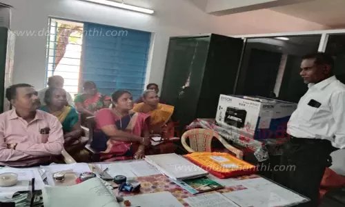 அரசு பள்ளியில் குழு கூட்டம் அரசு பள்ளியில் குழு கூட்டம்