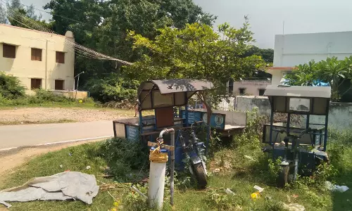 ஓரம்கட்டப்பட்ட பழுதான பேட்டரி வாகனங்கள்