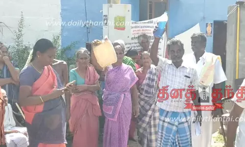 வீடுகளை இடிக்க எதிர்ப்பு தெரிவித்து மண்எண்ணெய் கேனுடன் பொக்லைன் எந்திரத்தை சிறைபிடித்த பொதுமக்கள்- கோபியில் பரபரப்பு