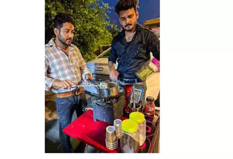 மும்பையில் சொகுசு காரில் டீ விற்று அசத்தும் வாலிபர்கள்