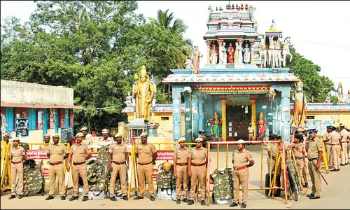 திரவுபதியம்மன் கோவிலுக்கு சீல்: துப்பாக்கி ஏந்திய போலீஸ் பாதுகாப்பு