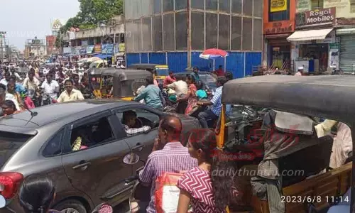 தேரடி வீதியில் கடுமையான போக்குவரத்து நெரிசல்