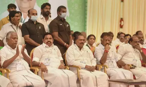 அதிமுக வழக்கு: விசாரணையை நாளைக்கு ஒத்திவைத்தது சென்னை  ஐகோர்ட்