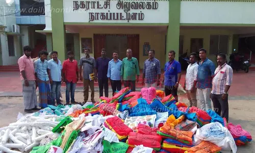 2½ டன் பிளாஸ்டிக் பொருட்கள் பறிமுதல்