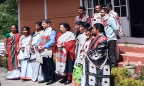 தமிழக கவர்னர் ஆர்.என்.ரவி அவலாஞ்சி அணையை பார்வையிட்டார்-தோடர்இன பெண்களுடன் குழு புகைப்படம் எடுத்து மகிழ்ச்சி