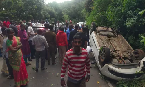 நடுவட்டம் அருகே நடுரோட்டில் கார் கவிழ்ந்தது -சுற்றுலா பயணி படுகாயம்