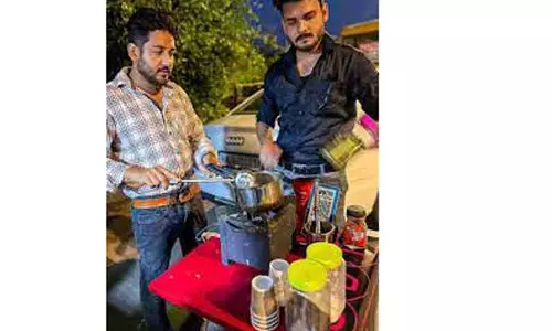 மும்பையில் சொகுசு காரில் டீ விற்று அசத்தும் வாலிபர்கள்