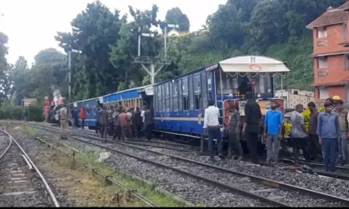 குன்னூர்- மேட்டுப்பாளையம் செல்லும் வழியில் நீலகிரி மலை ரெயில் தடம் புரண்டதால் பரபரப்பு-அதிர்ஷ்டவசமாக சுற்றுலா பயணிகள் உயிர் தப்பினர்