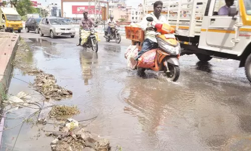 பார்க் ரோட்டில்  பாய்ந்தோடிய கழிவு நீர்