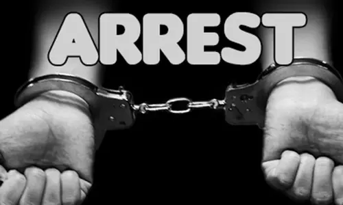 வாலிபரை கத்தியால் குத்திய தொழிலாளி கைது