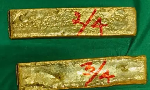 2½ கிலோ தங்கத்துடன் படகை விட்டுவிட்டு தப்பிய கடத்தல்காரர்களை ேதடும் பணி தீவிரம்