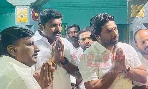 முத்துமாரியம்மன் கோவிலில் சிறப்பு பூஜை ஓ.பன்னீர்செல்வத்தின் மகன் ஜெயபிரதீப் சாமி தரிசனம்