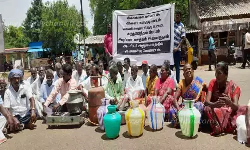 அடிப்படை வசதிகள் இல்லாததால் சிலிண்டர், அடுப்புடன் கலெக்டர் அலுவலகத்திற்கு வந்து கிராம மக்கள் போராட்டம்