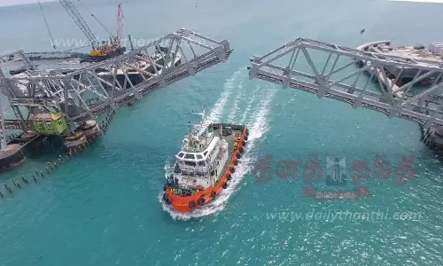 தூக்குப்பாலத்தை கடந்த இழுவை கப்பல்