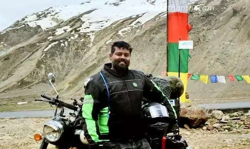 கன்னியாகுமரி முதல் லடாக் வரை 3 நாட்களில் பெருந்துறை சமூக ஆர்வலர் 3,698 கி.மீ. தூரம் மோட்டார் சைக்கிளில் பயணம்; ஹெல்மெட் அணிவது குறித்து விழிப்புணர்வு ஏற்படுத்தினார்