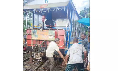 குன்னூர்-மேட்டுப்பாளையம் செல்லும் வழியில்: நீலகிரி மலை ரெயில் தடம் புரண்டது
