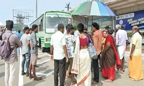 பயணிகளை ஏற்ற மறுத்த அரசு விரைவு பஸ்சை சிறைபிடித்து பொதுமக்கள் போராட்டம் பயணிகளை ஏற்ற மறுத்த அரசு விரைவு பஸ்சை சிறைபிடித்து பொதுமக்கள் போராட்டம்