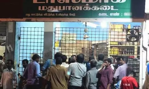டாஸ்மாக் கடையில் மதுபாட்டிலுக்கு கூடுதலாக ரூ.5 வசூலித்த விற்பனையாளர் இடமாற்றம்