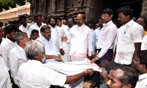 சிமெண்டு சாலை அமைக்கும் பணியை அமைச்சர் எ.வ.வேலு நேரில் ஆய்வு